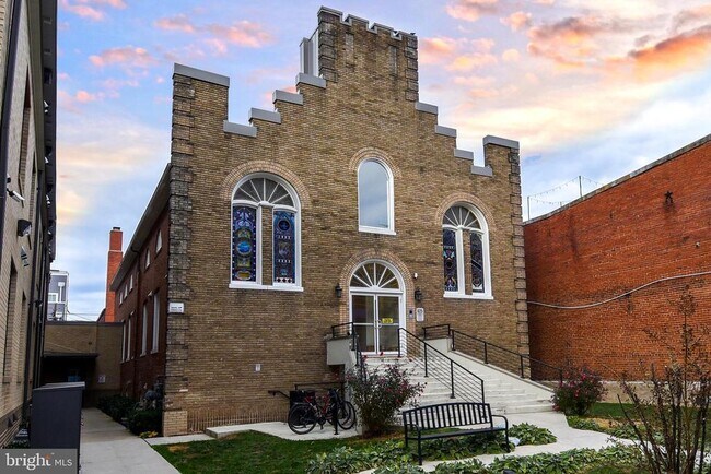 Building Photo - 625 Park Rd NW