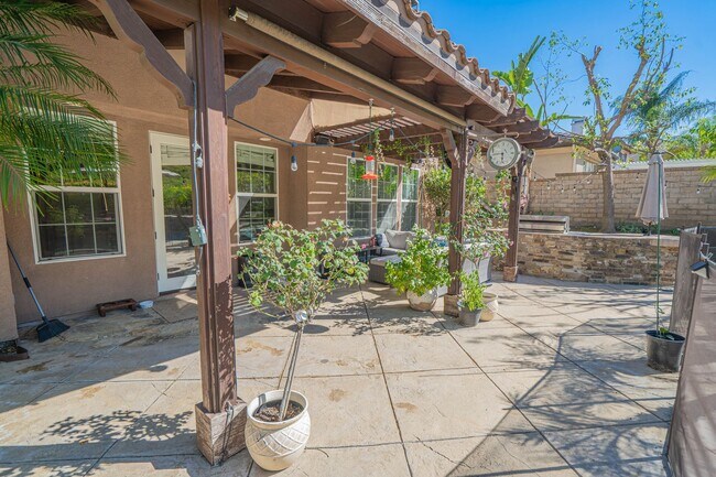 Building Photo - Spectacular 5-Bedroom Home with Private Po...