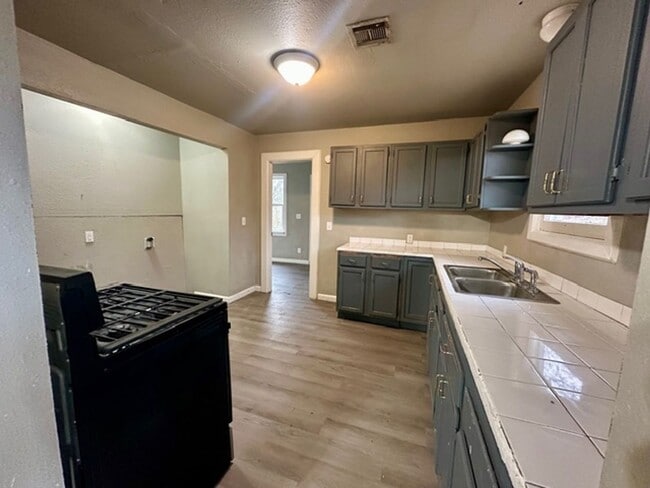 Building Photo - 3 Bedroom and 2 Bathroom Home in Shawnee