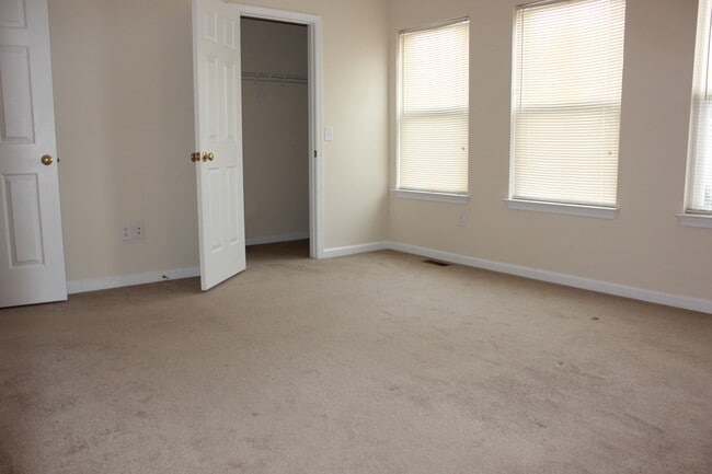 Building Photo - 3 Bedroom, 2.5 Bath Townhouse for Rent