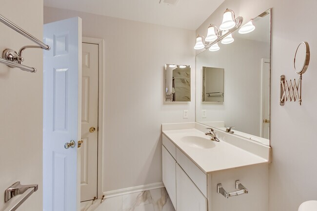 Hallway Bath - 5294 Jule Star Dr