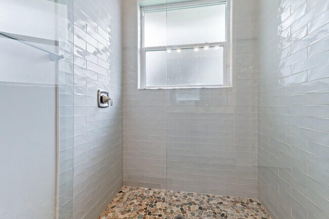 Building Photo - 12955 SW Kanner Hwy