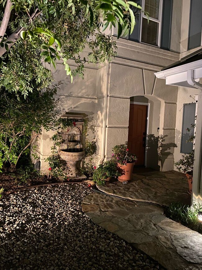 Building Photo - Private Courtyard Entry & Expansive Backyard Oasis