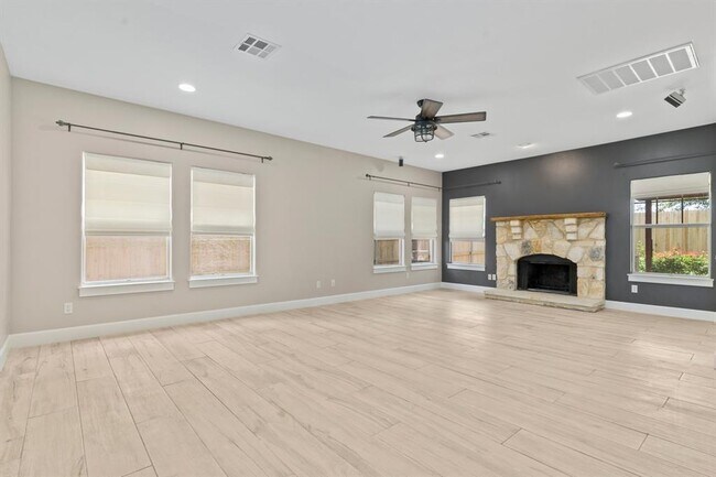 Building Photo - 10101 Twin Lake Loop