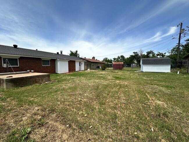 Building Photo - 2700 Yorkshire Ave