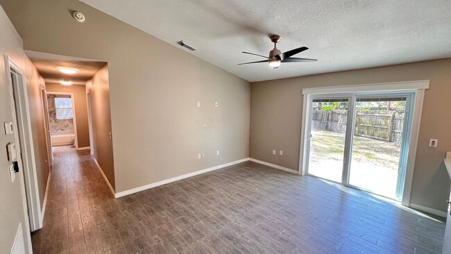 Building Photo - BEAUTIFUL 3 Bedroom 2 Bathroom home in Apopka