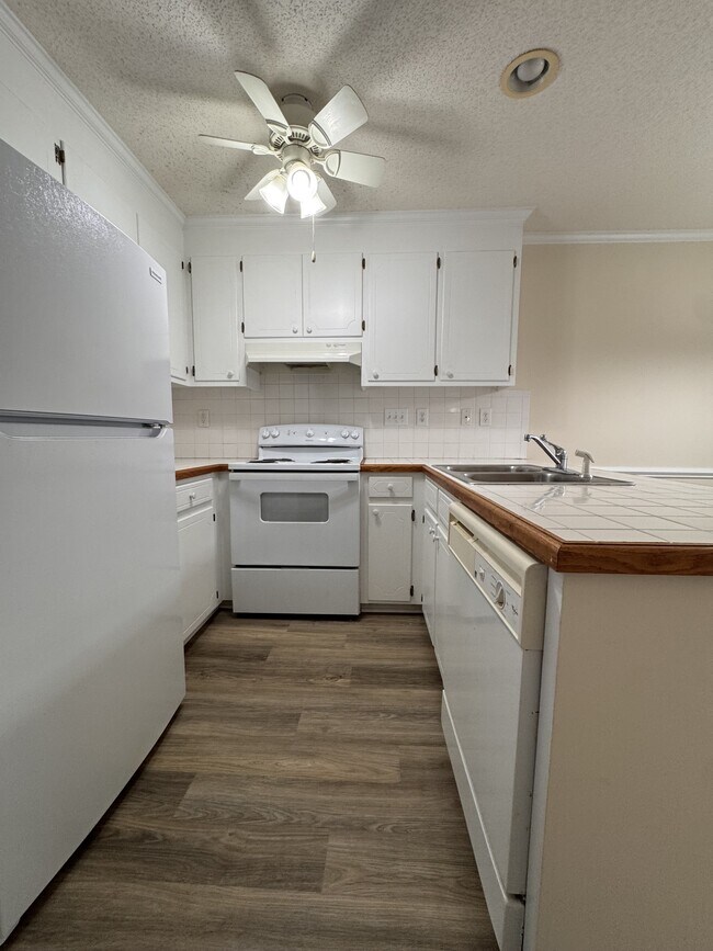 Building Photo - 870 Spring Forest Rd