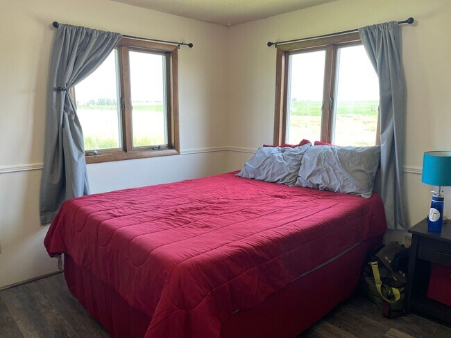 Building Photo - Spacious, four-bedroom, two-bathroom, coun...
