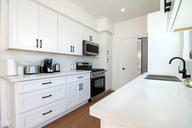 Building Photo - 344 Rexford Dr