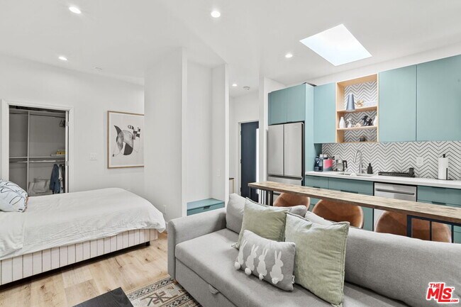 Building Photo - 11038 Blix St