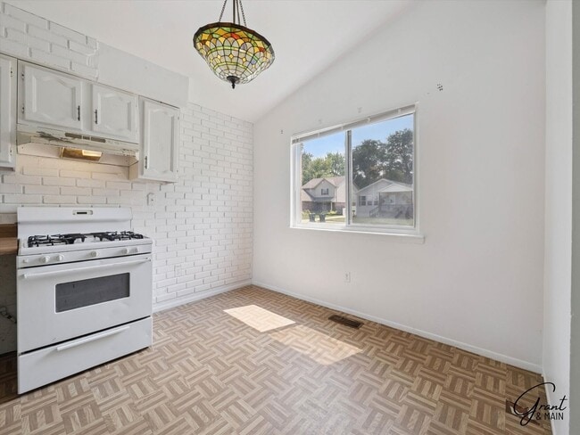 Building Photo - $1450 3 bedroom ranch
