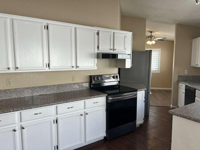 Building Photo - 15822 N 5th Ave