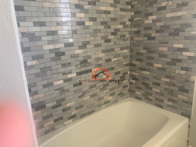 Building Photo - Beautiful 3 bedroom 2 bath home with a 1 car garage.available 4/1/25