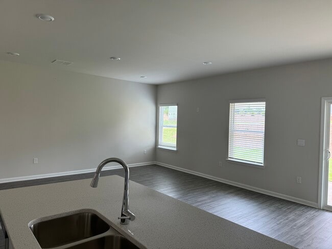 Building Photo - 15 Warwick Ct