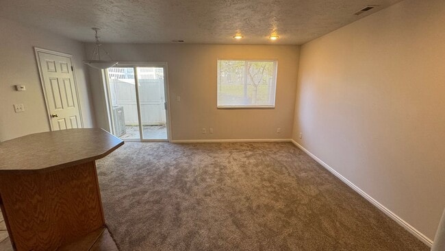 Building Photo - 3 Bedroom 2.5 Bath in West Jordan!