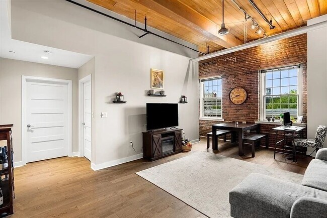 Building Photo - 130 John St