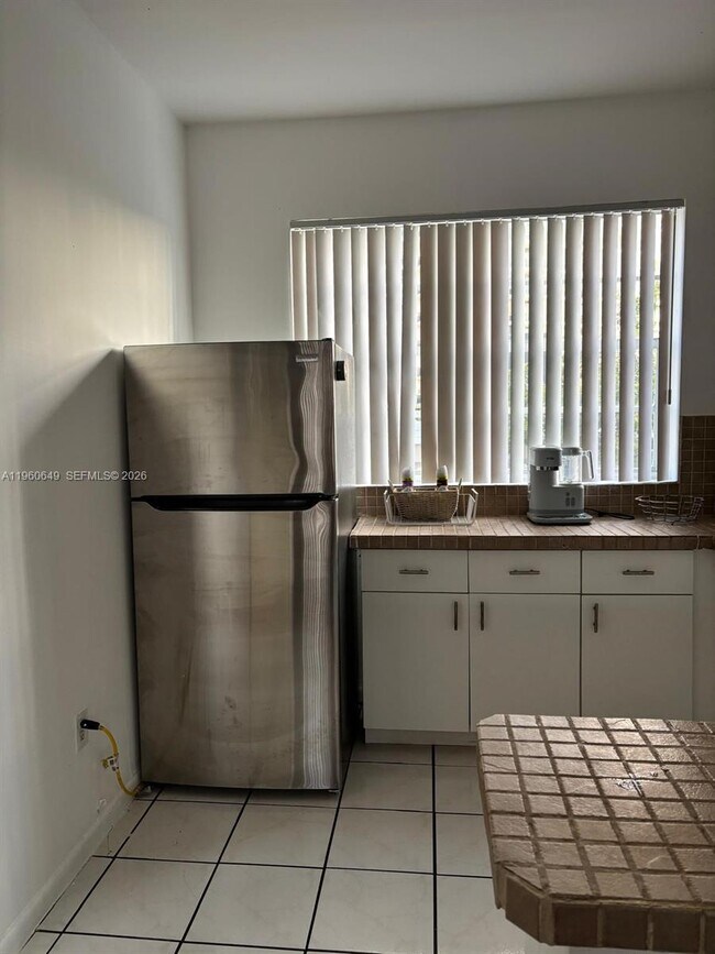 Building Photo - 6881 Bay Dr