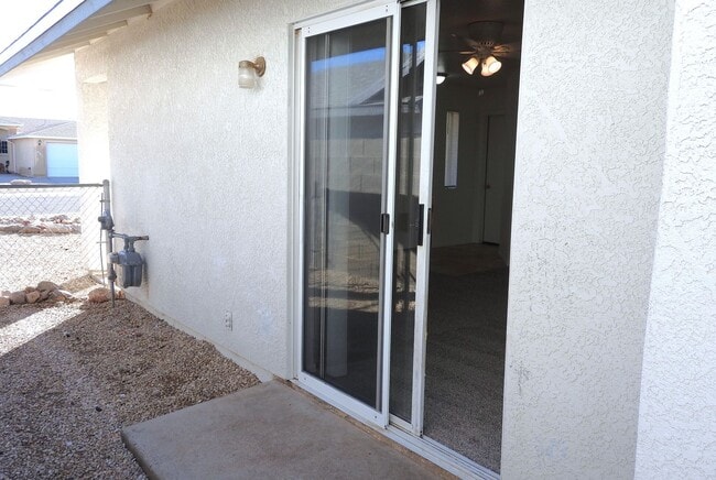 Building Photo - Inviting 3+2 split Floor plan!