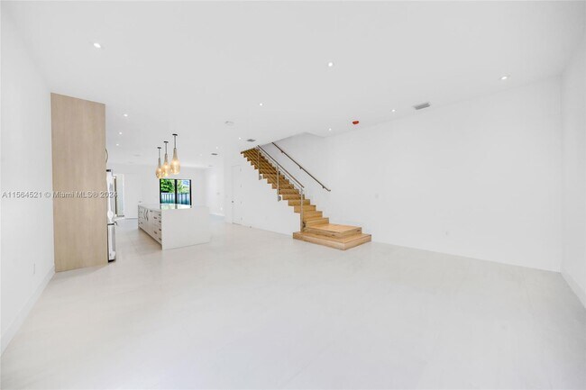 Building Photo - 2921 SW 26th St