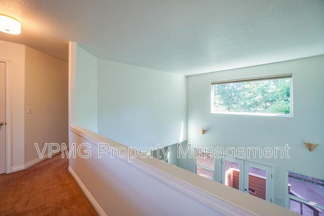 Building Photo - 552 E 5th St