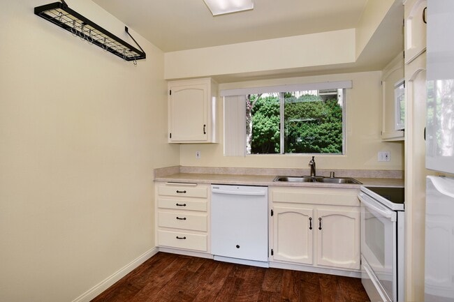 Building Photo - 2 bedroom 2 bath condo for rent in San Car...