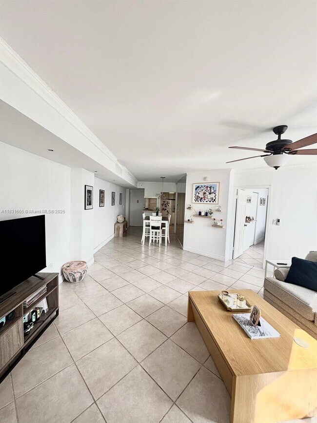 Building Photo - 999 Brickell Bay Dr