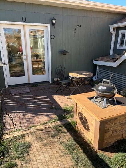 Building Photo - 613 Main St