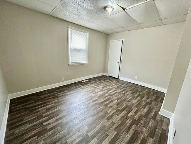 Building Photo - 3 Bedroom Available!!