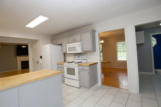 Building Photo - Charming 3 Bedroom, 2,5 Bath home with hug...