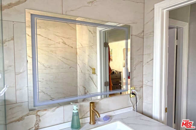 Building Photo - 1245 N Orchard Dr