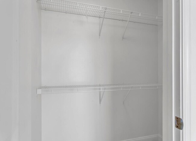 Building Photo - 3/2.5 Crestview Townhome with Community Po...