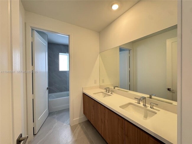 Building Photo - 19749 NE 16th Pl