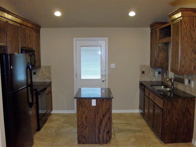 Building Photo - Available 7/13/26 Charming 2 Bed / 2 Bath Duplex Near Bunny