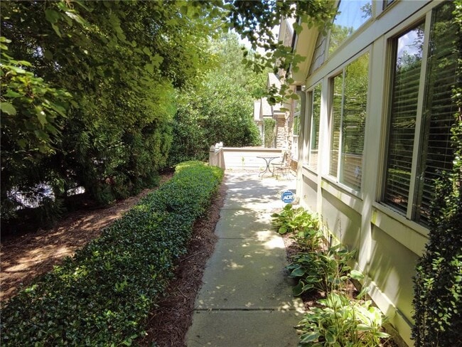 Building Photo - 100 Highlands Ridge Pl SE