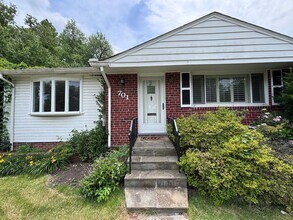 Building Photo - COMING SOON - Beautiful and spacious 4Bed/2Bath Rambler in Rockville!