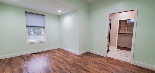 Building Photo - 4-bedroom 3-bathroom home minutes to Downt...