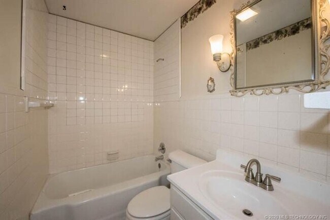 Building Photo - Well maintained 3 bedroom on double corner...