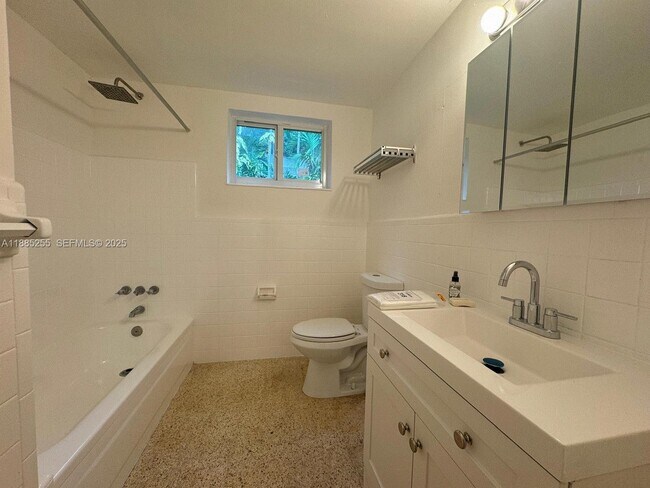 Building Photo - 1385 NE 105th St