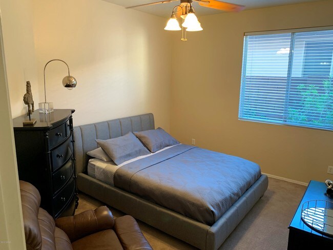 Building Photo - 4365 N Sunset Cliff Dr