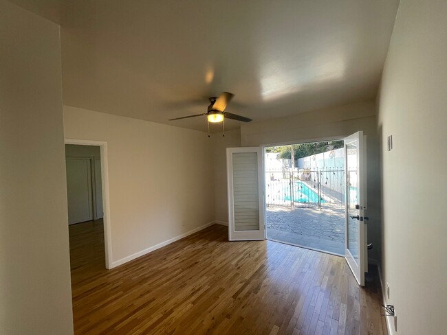 Livign room - 4228 Ince Blvd