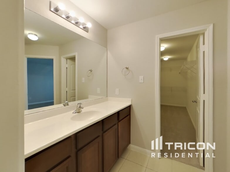Building Photo - 10930 Hillside Creek Dr