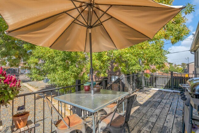 Building Photo - 2 Bed, 1 Bath Condo in the Goldsmith Neighborhood!