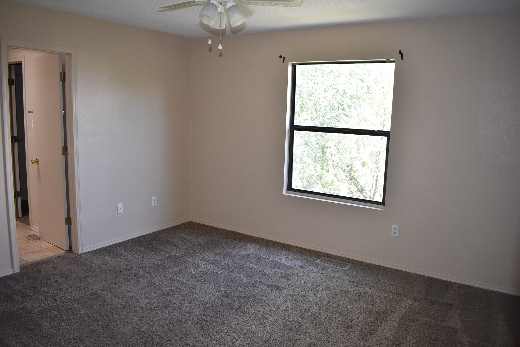 Building Photo - 8600 Simi Ln NE
