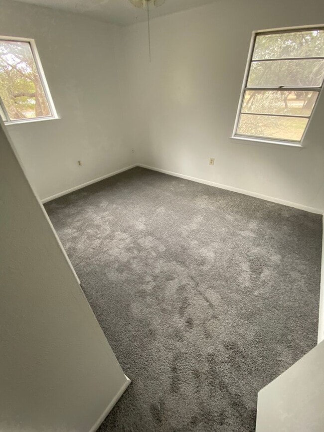 Building Photo - Nice Country living!