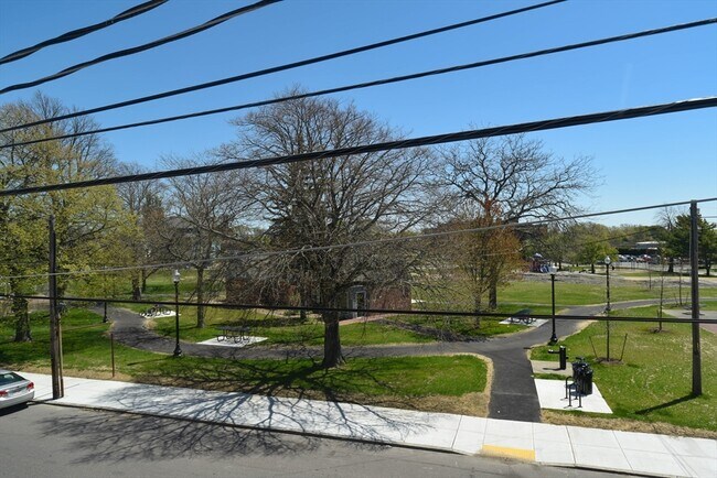 Building Photo - 407-409-409 Bolton St