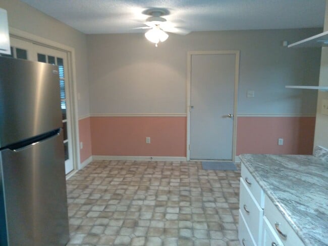 Building Photo - Cute 3 bedroom, 2 bath house with garage and fenced in yard