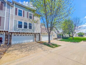 Building Photo - 2 Bedroom, 2 1/2 Bath Townhome in Urbandale with 2-car attached garage