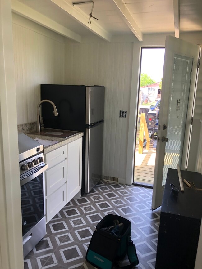 Building Photo - 112 E Scott St