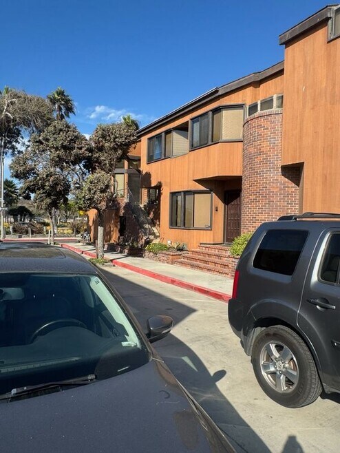 Building Photo - 5811 Seashore Dr
