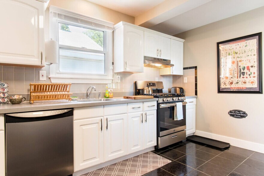 Building Photo - 170 Vassall St